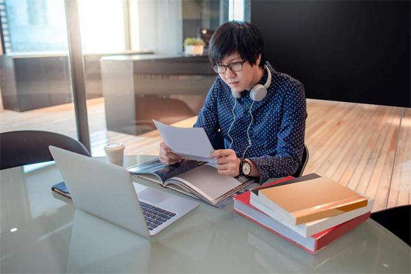 2020年高考后就读重庆市护士学校有奖学金待遇吗？