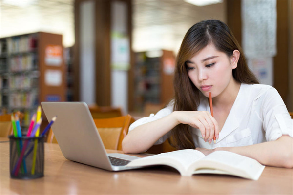 成都大学读了一半可以读卫校吗